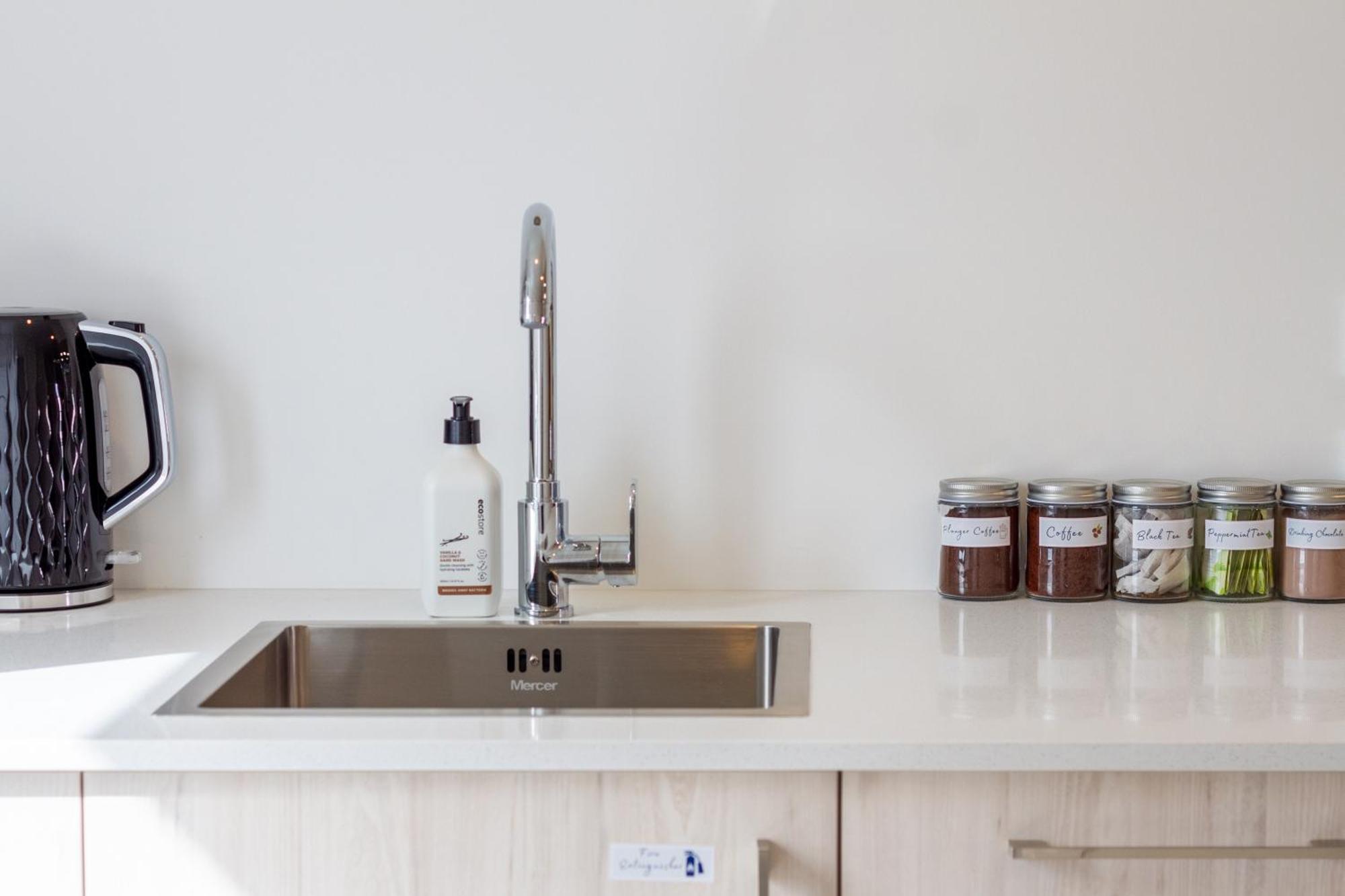 Prime Locale: Studio With Balcony Christchurch Extérieur photo
