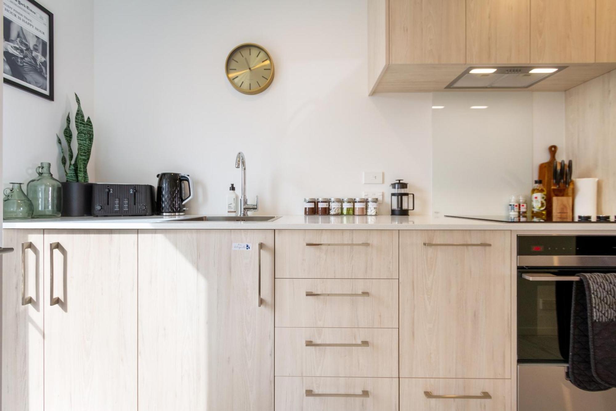 Prime Locale: Studio With Balcony Christchurch Extérieur photo